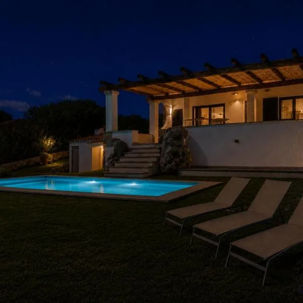 Panoramic Sea View Villa with Private Pool, hotel di Porto Cervo