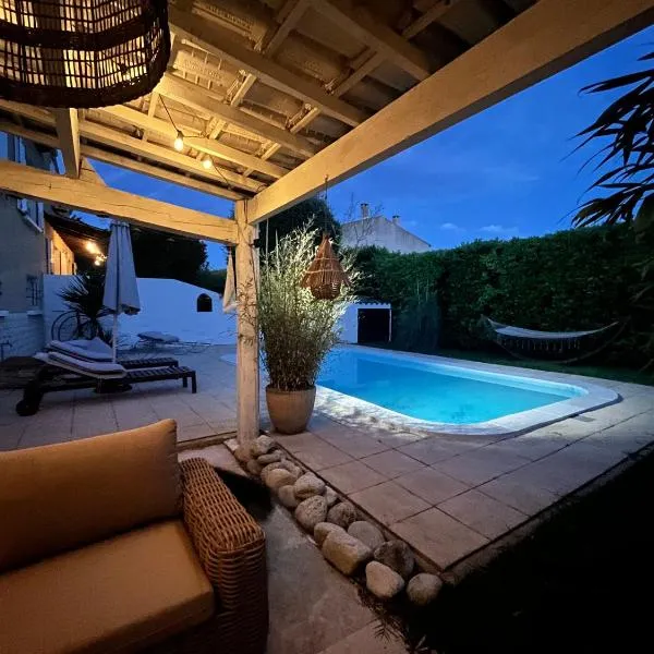 La Lézarde, chambre d'hôte, piscine, salle d'eau privatif, café ou thé offert le matin, hotel a Saint-Victor-la-Coste