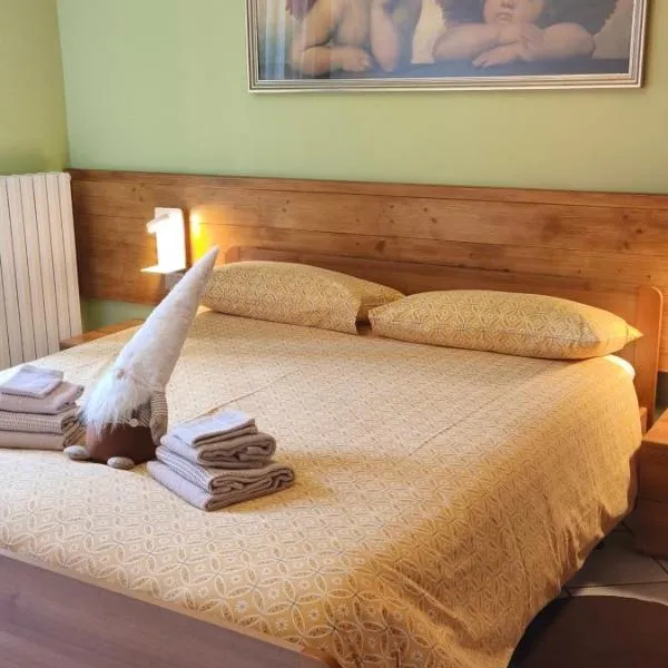 Bernina Express Apartment Il cuore di Lara e Stefy right in front of the train station, with garden and free parking, hotel en Tirano