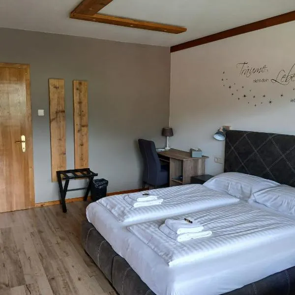 Pension & Apartments Weissbriach: Weissbriach şehrinde bir otel