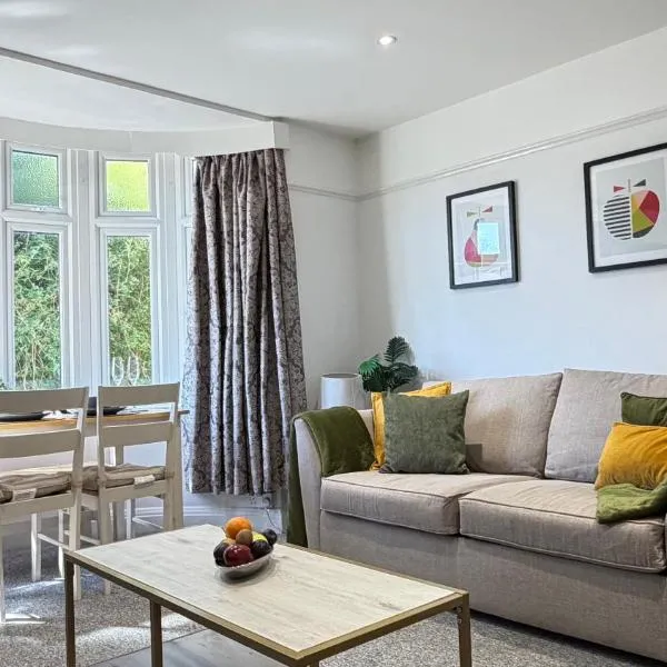 Quiet Cambridge 2-Bed near Girton, Parking, Workspace, Long Stays, hotel i Girton