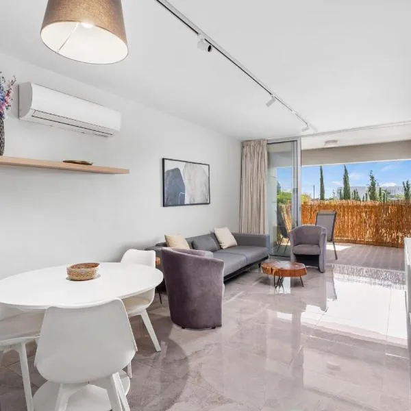 Latitudes 1 Bedroom Apartment, готель у місті Meneou
