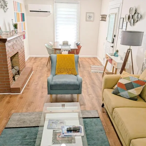 2 BR Quaint Private Bungalow NR Downtown & Beaches, Hotel in Pensacola