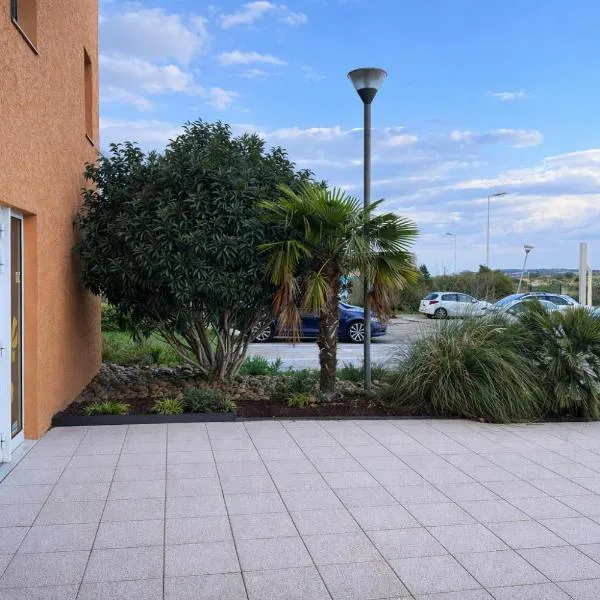 HubOne3 Istres, hotel sa Istres