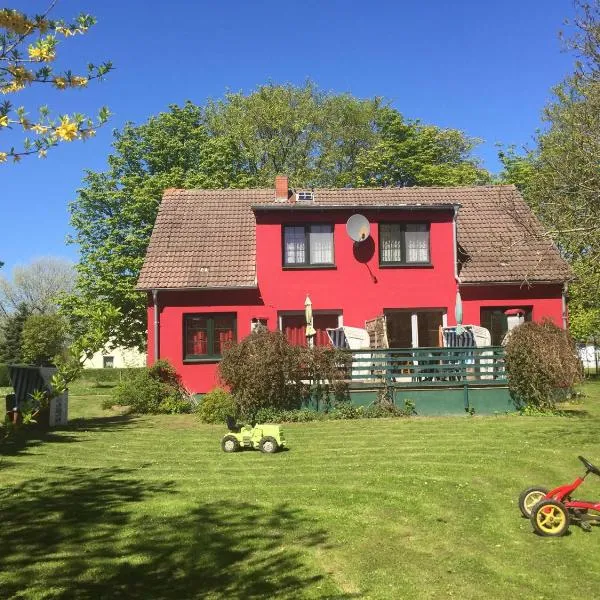 Ferienhaus 1 _ Ferien im Gutspark, hotel in Mattchow
