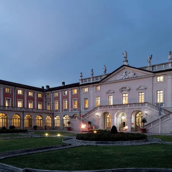 Villa Fenaroli Palace Hotel، فندق في ريزاتو