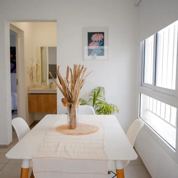 Temporario Sur, para 4 personas con jardín y escritorio, zona IUPA en Gral Roca, hotell i General Roca