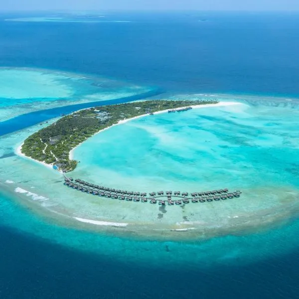 Hideaway Beach Resort & Spa - COMPLIMENTARY RETURN Shared Seaplane or Domestic Flight for two guests for a minimum of 7 nights or more for stays until 30th September 2026 – hotel w mieście Dhidhdhoo