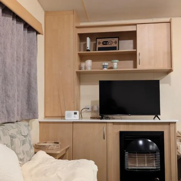 Shore&Meadow Holiday Lets - Luxury 8 berth caravan at Regent Bay، فندق في موركامب