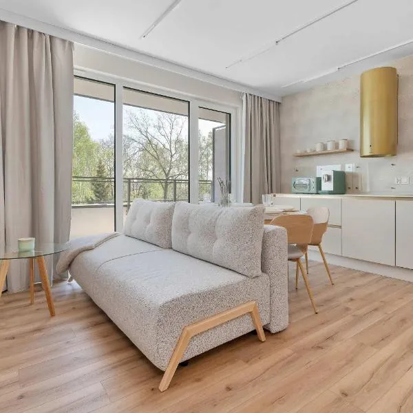 Nowoczesny Apartament z Balkonem i Parkingiem Blisko Plaży by Noclegi Renters, hotel em Łeba