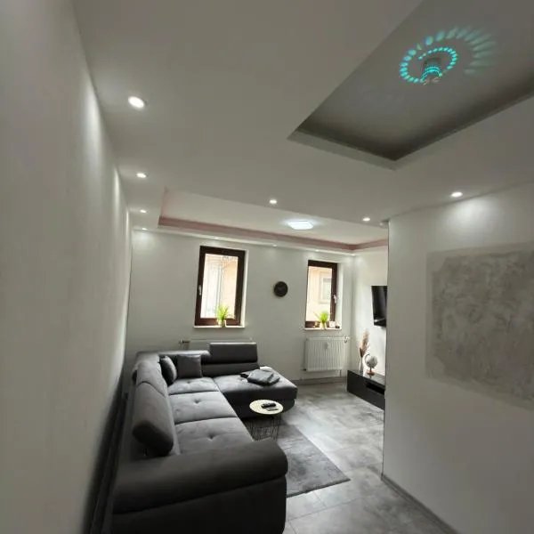 Casa Antić Große Moderne 50qm Wohnung direkt im Zentrum WLAN ist Kostenlos 1-4 Personen, hotel em Saalfeld