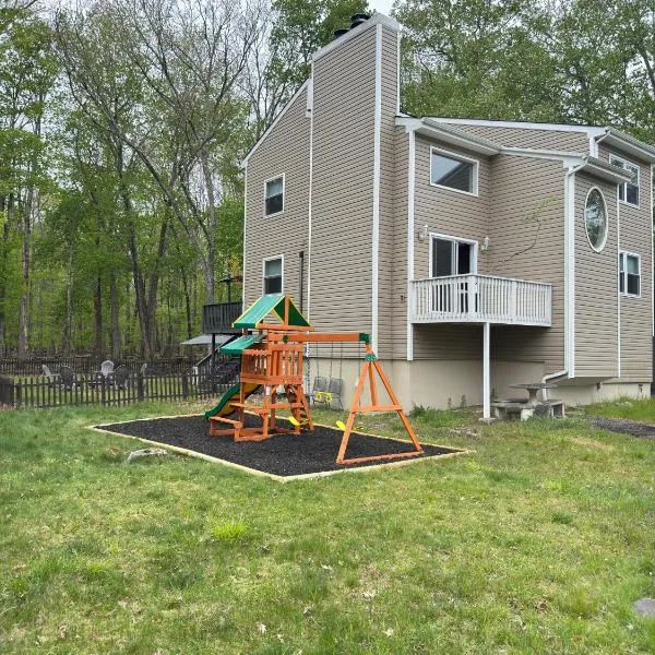 Poconos Modern Chalet I Hot Tub I Home Theater I Fenced Yard I Pet Friendly, hotel v destinácii East Stroudsburg
