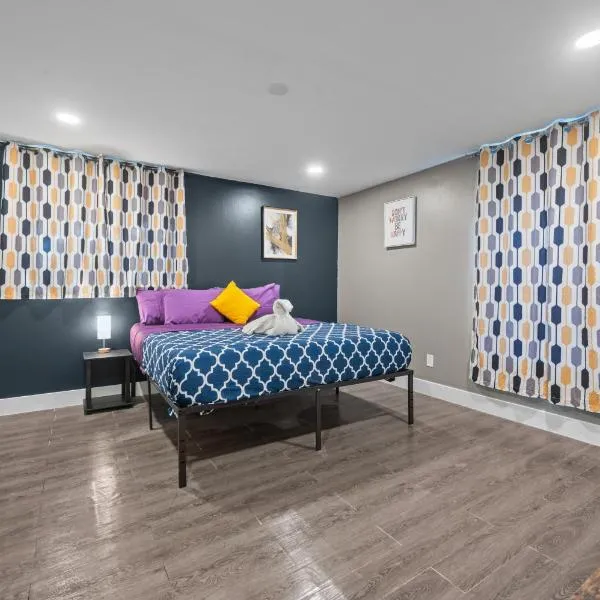 Chic Montrose Apartment with King Bed & Parking, hotell i Houston