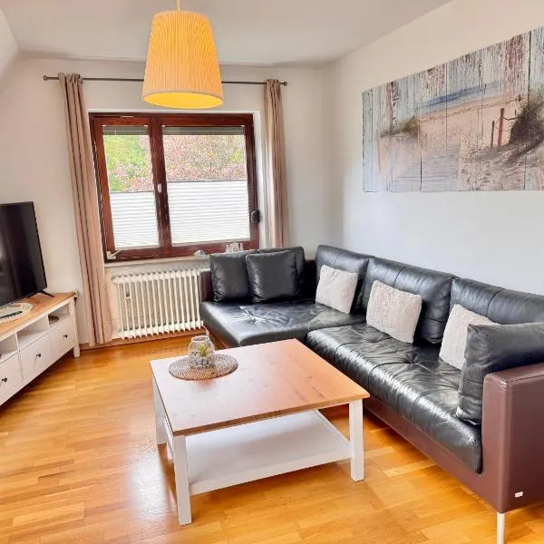 Ferienwohnung mit Balkon und eingezäunten Garten, hotelli kohteessa Aurich