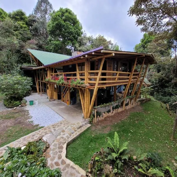 Refugio en el Bosque, hotel in Medellín