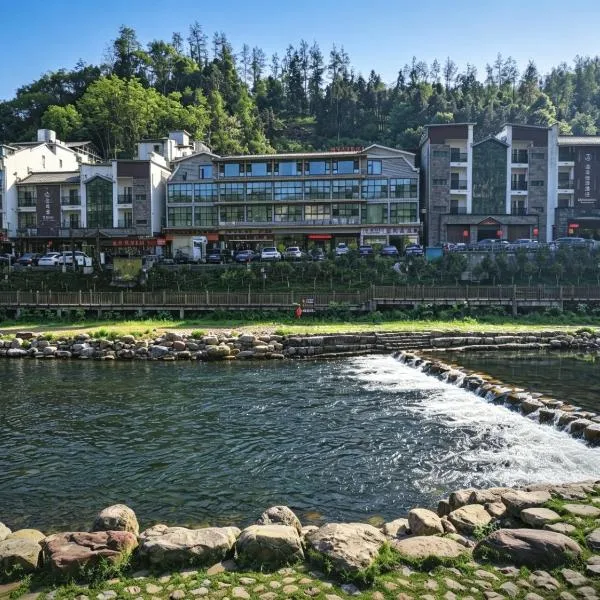 Zhangjiajie में, होटल Zhangjiajie Riverside Hotel -Near Forest Park EastGate about 10 Min Walk - English Butler, Free Luggage Storage, Tour Plan -reserve tickets for various scenic spots-Self-Service Laundry