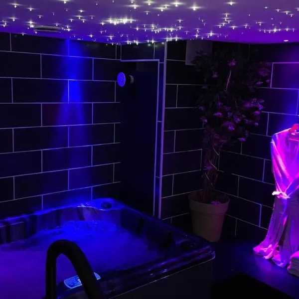 BLŌM Suite romantique, spa privé & salle de massage, petit dej inclus、Guesnainのホテル