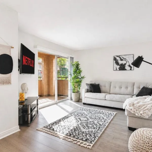 Stylish 1BR with KING Bed, Pool, Jacuzzi & Gym, Free Parking, Near UCSD, Hotel in San Diego