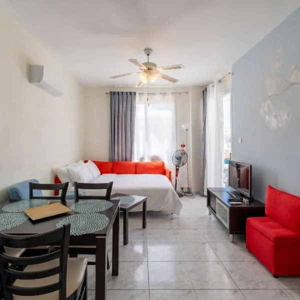 Cozy 1 bedroom apartment in walking distance to the municipal beach, hotel sa Paphos City