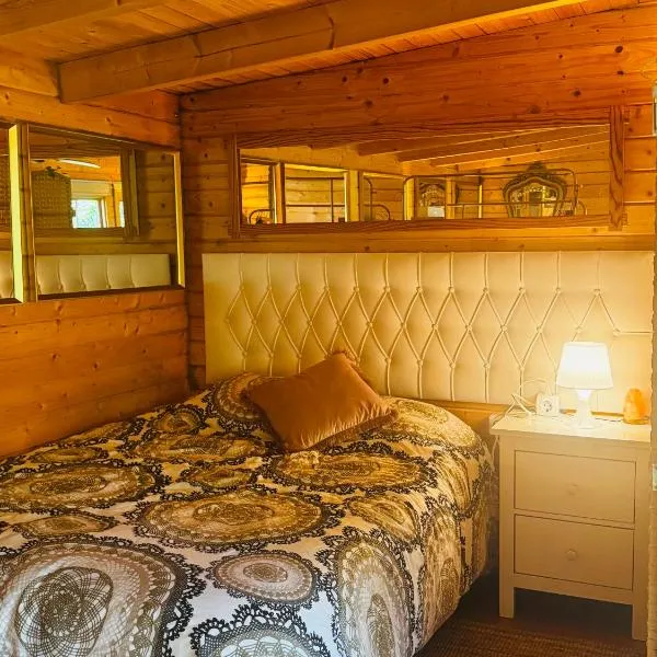 Cozy Oasis near Barcelona & Fresh Sea Breeze Boat Stay, Hotel in Castelldefels