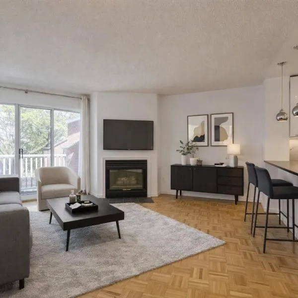 Private Entrance Townhome - Niagara Haus, хотел в Торонто