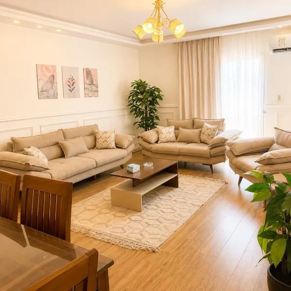 Luxury 2-Bedroom Apartment Open View Rehab City New Cairo, hotel sa New cairo