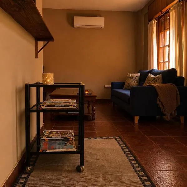 CASA SOL, encantadora casa a dos cuadras de la Laguna, con estufa a leña, pileta y parque en Complejo El Solcito, hotel en Chascomús