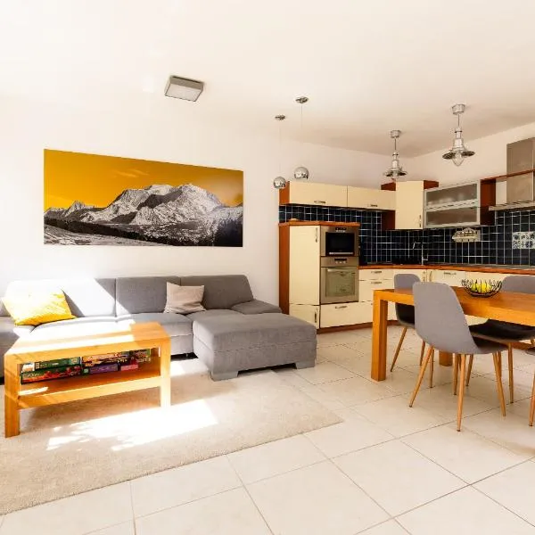 Spacious Apartment with Balcony - Private Garage Parking, Hotel in Koliba