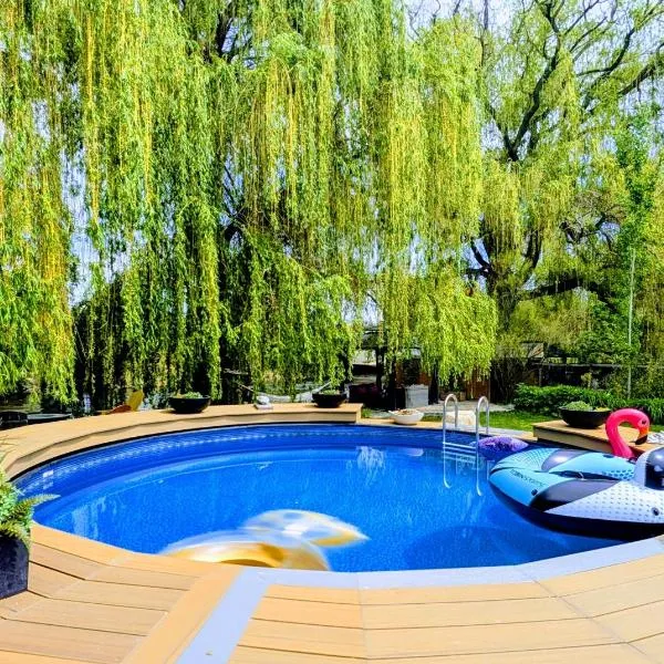 Waterfront Oasis with Pool, Hot Tub & Pet Friendly, hotel di Kelowna