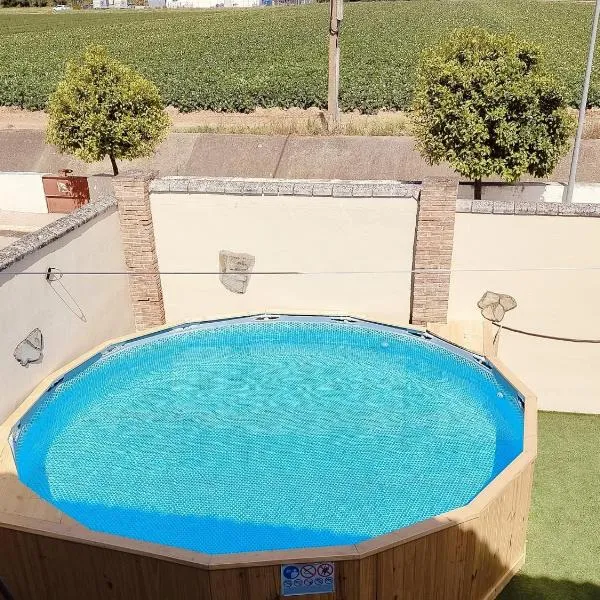 Chalet in Rivero de Posadas with Pool, hotel in Rivero de Posadas