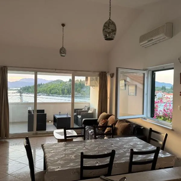 Beachside 2-Bed Bliss!, hotel en Blace