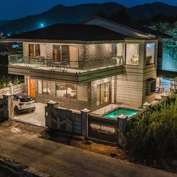 Paradise Villa Lonavla - 6BHK with Heated Pool and Turf, hotel Lonavalában
