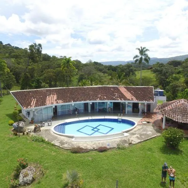 Casa Merak Villa de Lujo con Piscina Infinita y Vista 360 Desconexión Total Oiba Santander – hotel w mieście Oiba