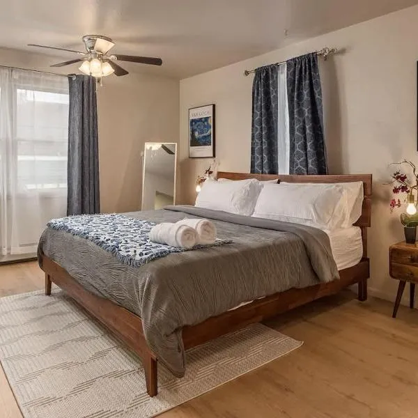 Spacious King Historic Art Deco Studio، فندق في أنكوراج