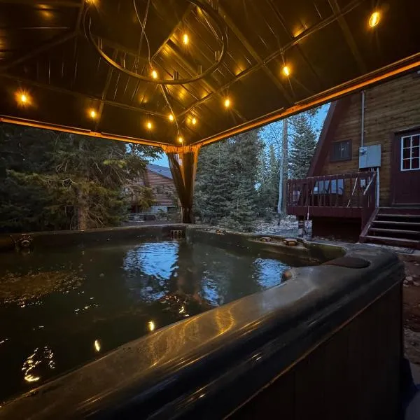 Covered Hot Tub Getaway Sleeps 9, hotelli kohteessa Duck Creek Village
