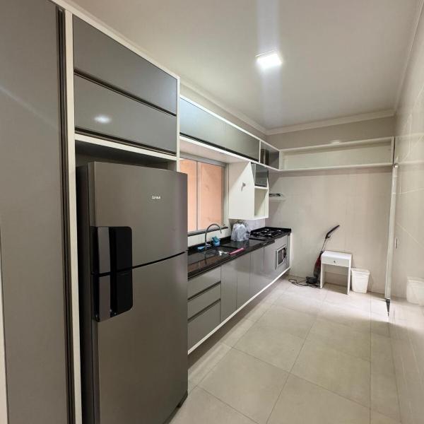 Casa espaçosa com suíte, perto de comércios - Foto 5