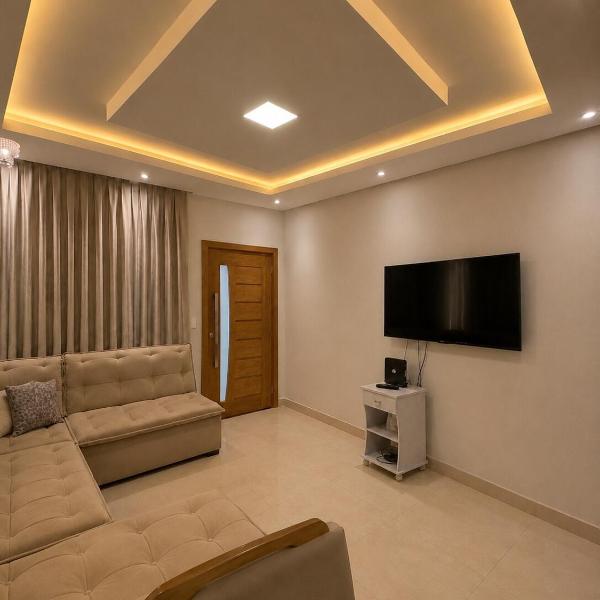 Casa espaçosa com suíte, perto de comércios - Foto 3