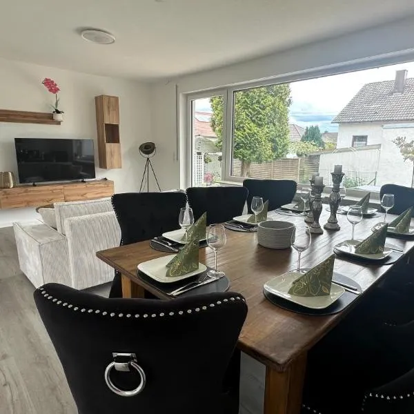 10 min von Legoland entfernter Familienhaus, Moderne ca 100m2 große Wohnung mit Whirlpool, NETFLIX, WLAN, großer Garten, fürs erste Frühstück gefüllter Kühlschrank, wunderschöne Terrasse, privater Parkplatz My Luxury Apartments, hotel u Günzburgu