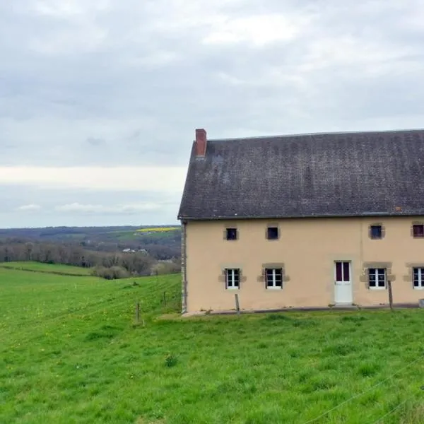 Maison de ferme paisible avec vue sur vallée et terrasse - FR-1-489-385، فندق في Mazirat