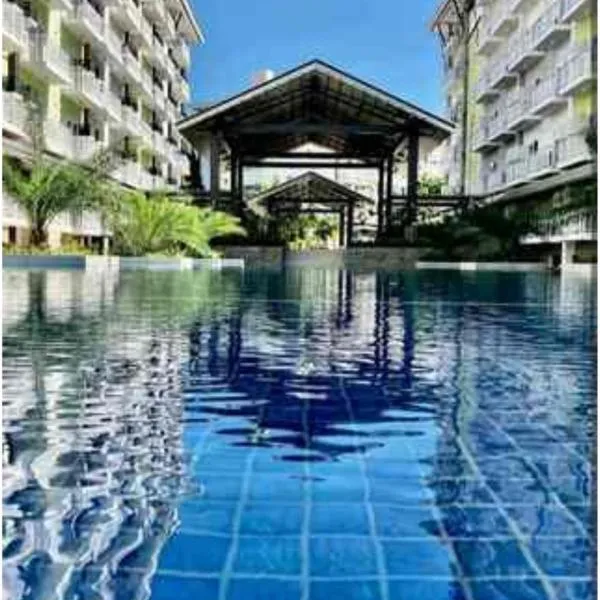 212B Amani Grand Resort Residences near Mactan Airport with pool, gym, wifi, netflix, hotel in Pusok