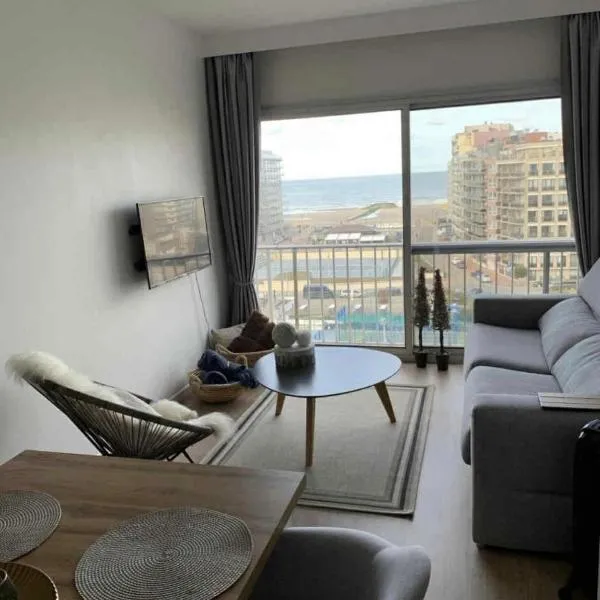 Stylish renovated apartment with sea view, hotel din Middelkerke