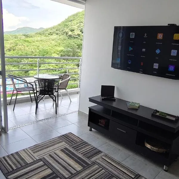 Apartamento con piscina y hermosa vista: Girardot'ta bir otel