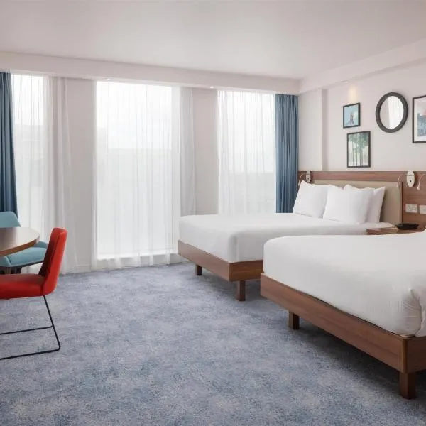 ハンプトン バイ ヒルトン ロンドン スタンステッド エアポート（Hampton By Hilton London Stansted Airport）、スタンステッド・マウントフィーチェットのホテル