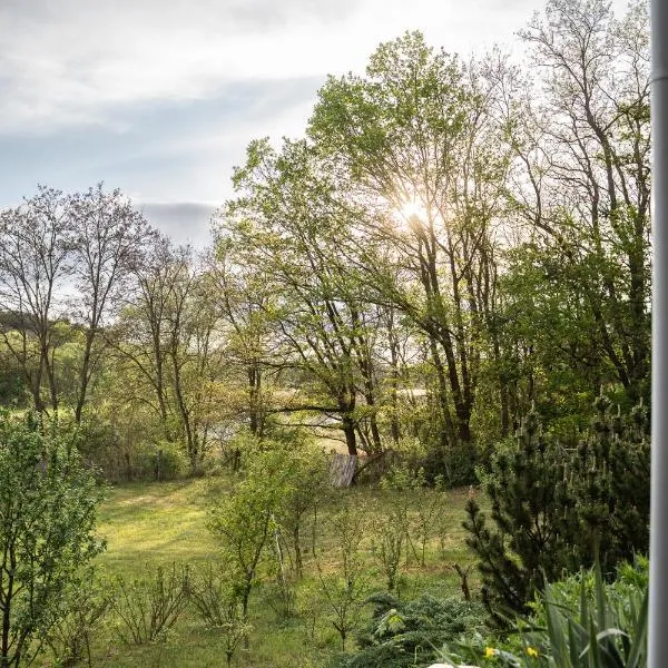 Dom z rustykalną duszą- 4 pokoje - dla 8 - 9 osób, przy granicy, nad rzeką Nysą, z salonem kuchnnym, jadalnią, z dostępem do partyroom, tarasem z widokiem na rzekę,, hotel v destinácii Brożek