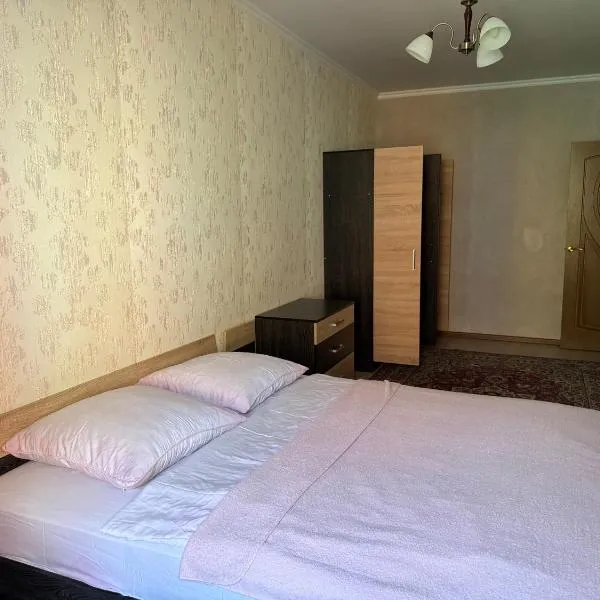2 комнатная квартира в центре Астаны Золотой квадрат, hotel in Astana