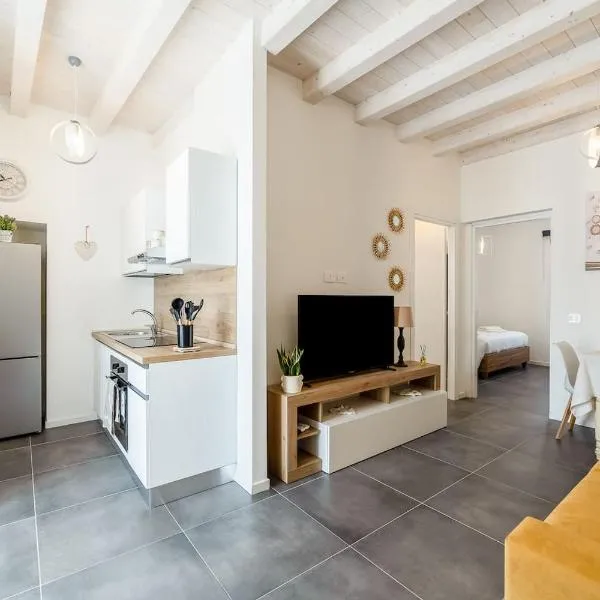 KeyRoom Patio & Parking near Lake Como, хотел в Комо
