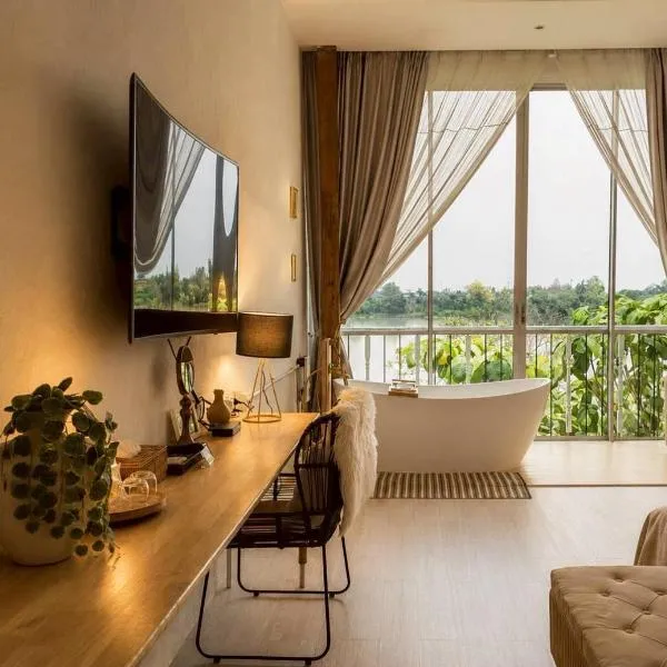 Kamphaeng Phet में, होटल White Wall Riverfront Hotel