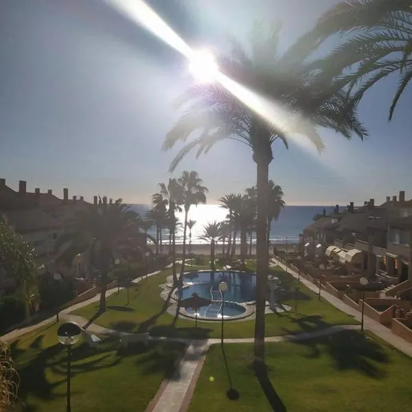 Casa primera línea vistas al mar con Parking.، فندق في La Venteta