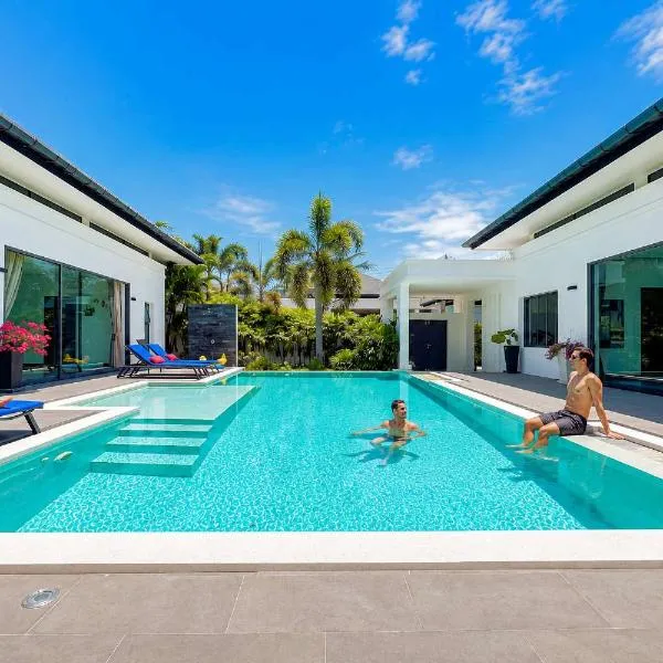 Exclusive Tropical Living! Elegant 4BR Villa Destiny with Salt Pool, hotel in Rawai Beach