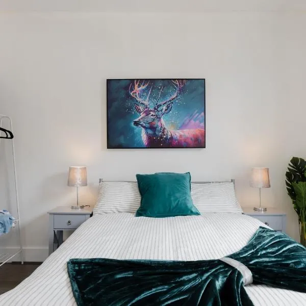 Cowper St - Modern 3 Bedroom House - For Families - Contractors - Tourist - Amazon Prime, hotelli kohteessa Luton